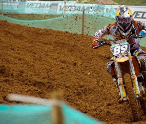 开云体育登录-绿茵与硬木的双重奏，当意甲焦点战遇见森林狼斩落公牛