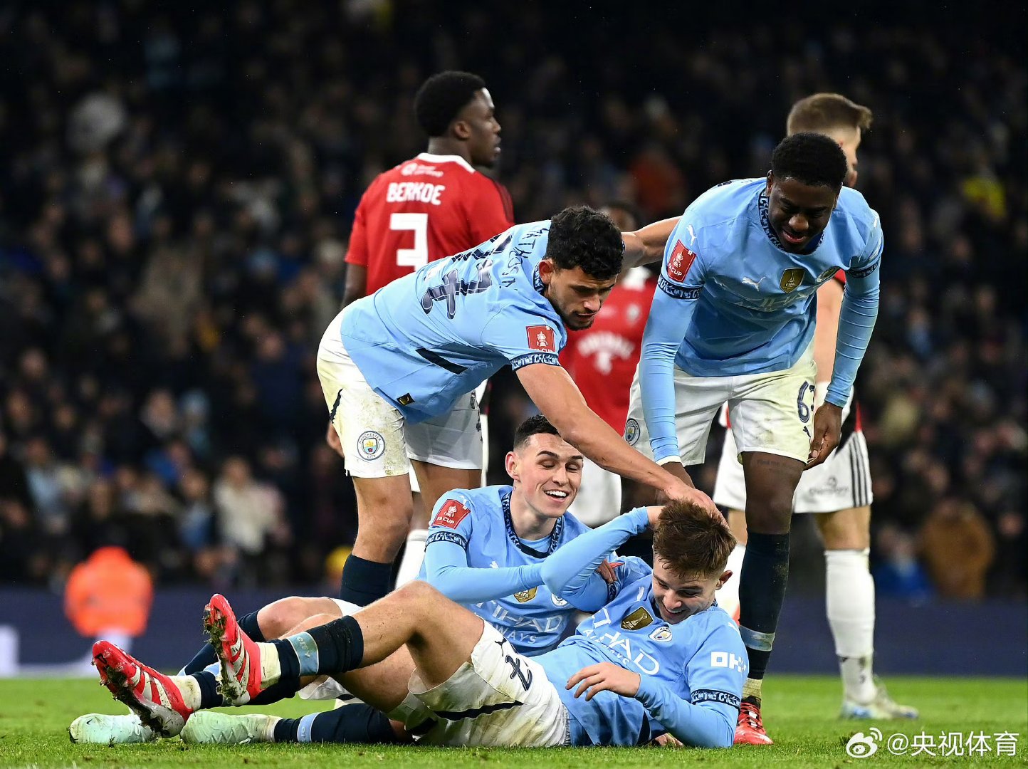 曼城翻盘里昂，贝林厄姆带队取胜