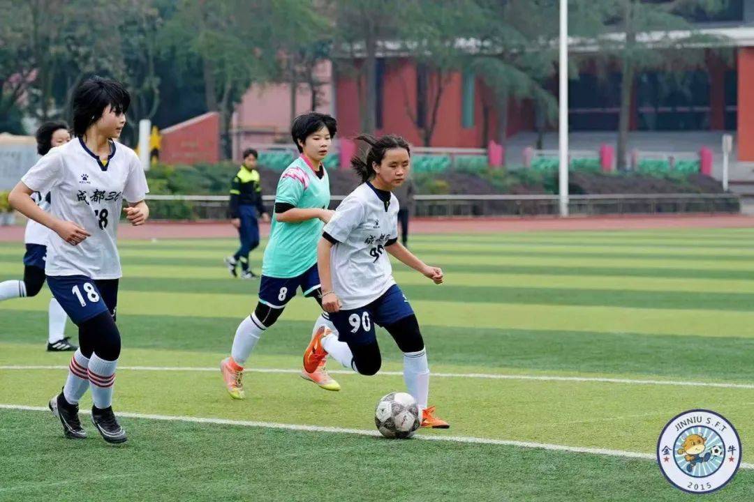 女足比赛现场观众热情高涨，掌声如潮